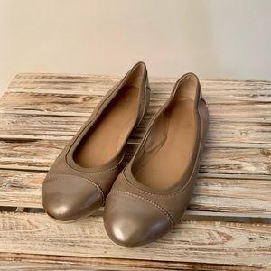 Taupe Easy Spirit 360 flats, size 9N
